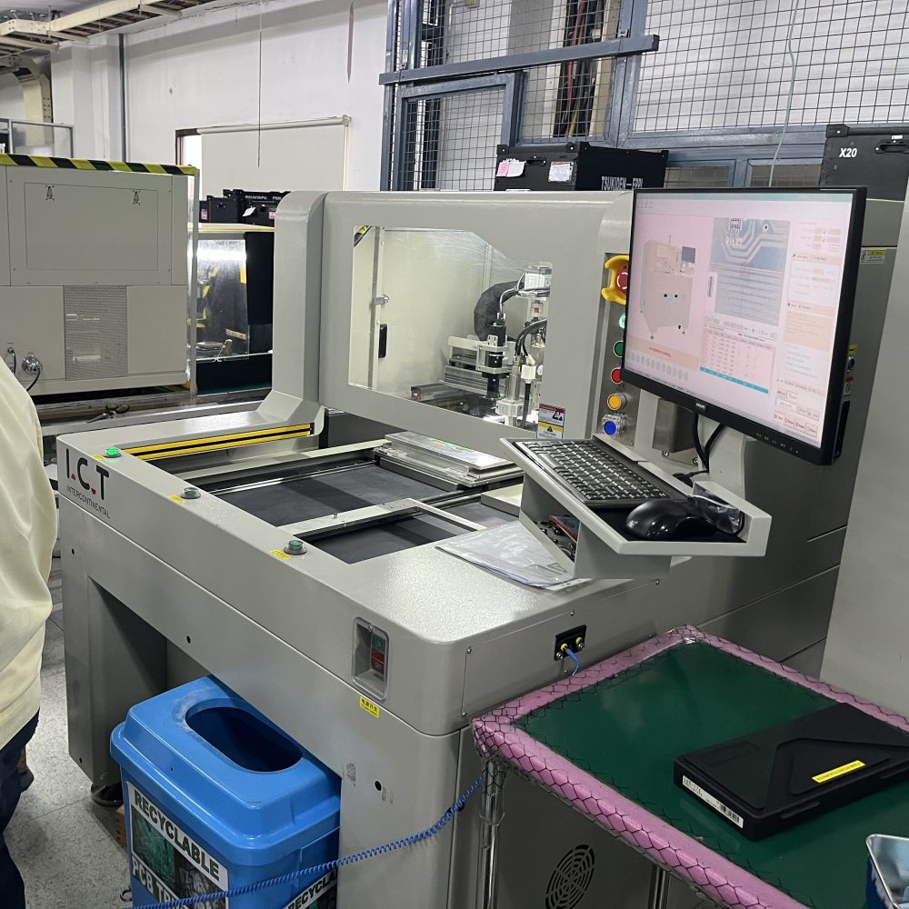 Dispozitiv de tăiere a plumbului pentru plăci PCB