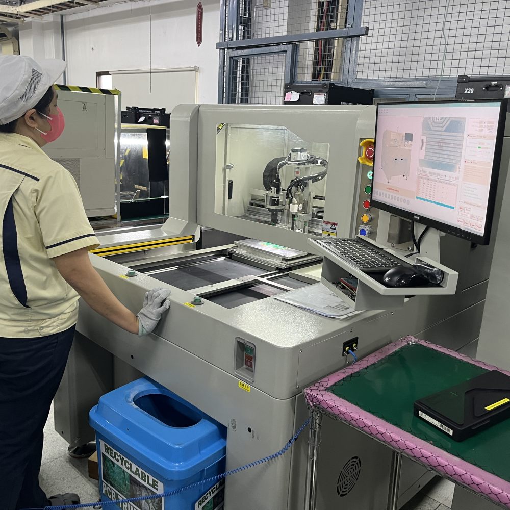 TIC | Mașină de router pentru circuite PCB desktop