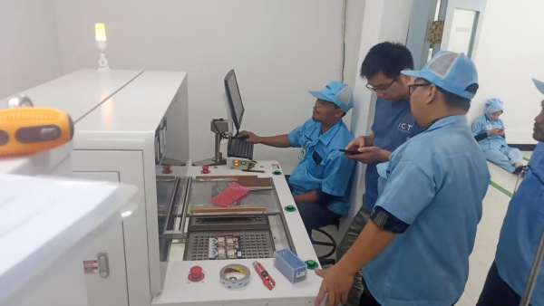 Asistență tehnică TIC pentru mașina de router PCBA din Indonezia.