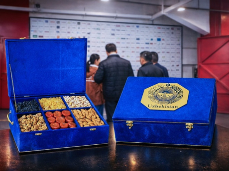 Customer Visit and a Thoughtful Gift of Local Delicacies_mini.jpg