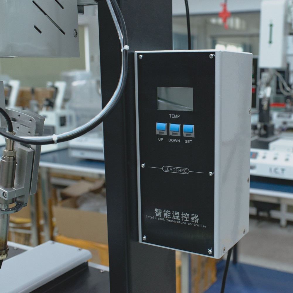 TIC | Afișaj automat al mașinii robot de lipit PCB rapid