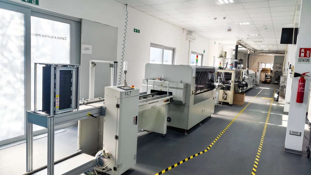 Linie de producție SMT cu benzi LED flexibile ICT și cuptor cu reflow &icirc;n vid instalate la o fabrică client din Italia