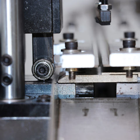 TIC | Mașină complet automată de tăiat conectori PCB